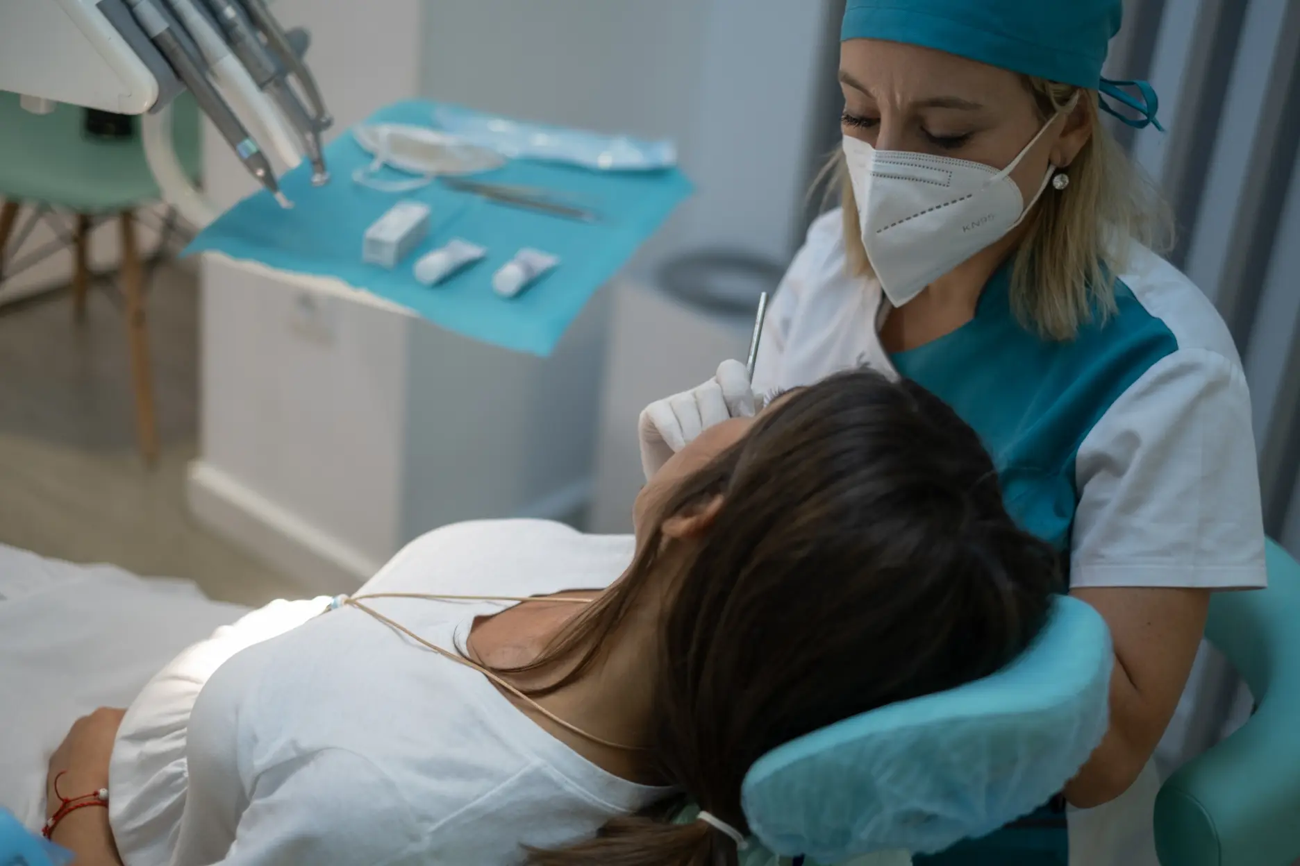 Paciente en silla del dentista recibiendo tratamiento de odontología conservadora en ronda